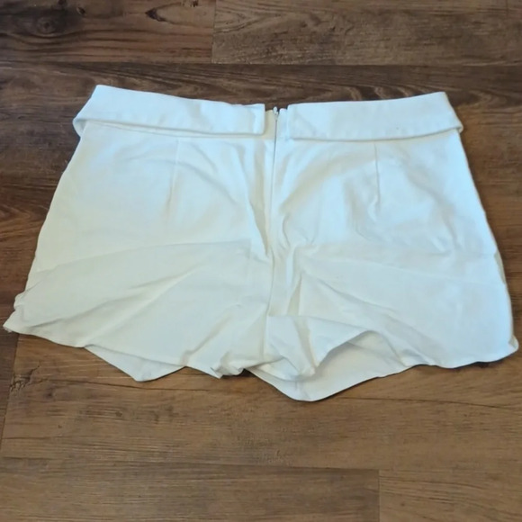 Sunday Best White Skort Shorts VV - Picture 2 of 5